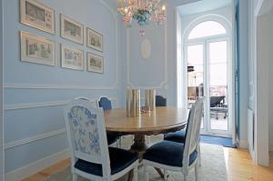 - une salle à manger avec une table et des chaises en bois dans l'établissement Portas do Castelo Apartments, à Lisbonne