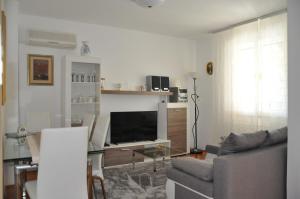 Il comprend un salon doté d'un canapé et d'une télévision à écran plat. dans l'établissement Apartmaji Štamcar, à Izola