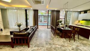 Imagen de la galería de Villa DoQuyen F5b Flamingo Dai Lai resort, en Ngọc Quang