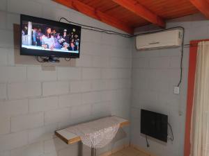 Televízia a/alebo spoločenská miestnosť v ubytovaní Departamento 2 ambientes para 4 personas