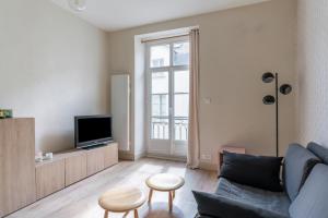 Telewizja i/lub zestaw kina domowego w obiekcie Appartement confortable au cœur de Nantes