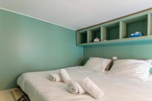 łóżko z 3 poduszkami na górze w obiekcie Appartement confortable au cœur de Nantes w mieście Nantes