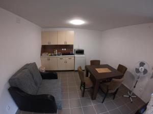 ein Wohnzimmer mit einem Sofa und einem Tisch in der Unterkunft Boja Zalaska 2 in Jagodina
