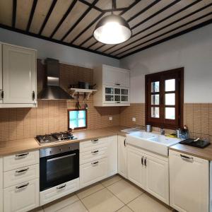 Kuchyň nebo kuchyňský kout v ubytování Vrionis House