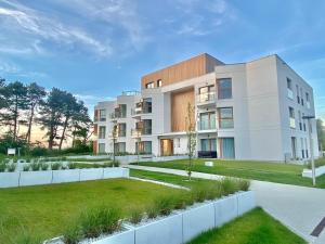 eine Außenansicht eines Gebäudes mit einem Hof in der Unterkunft Apartament MORZA SZUM Gąski in Gąski