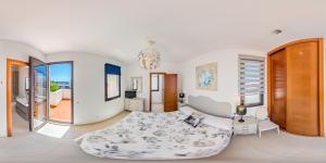 a large white bedroom with a large bed in it at Villa Alba Deluxe & Spa Pool in Playa Blanca