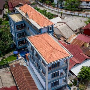 una vista aérea de un edificio con techo naranja en FARAWAY SUITES, en Vang Vieng