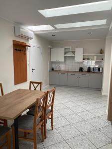 Kuchyňa alebo kuchynka v ubytovaní Apartamenty Rodzinne Zdrojowe + 33 fotografií