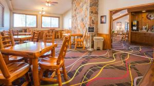 un restaurante con mesas de madera y sillas sobre una alfombra en Walker Hotel, en Walker
