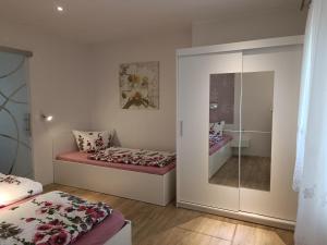 Postel nebo postele na pokoji v ubytování Spreewald Ferienwohnung Wollgast