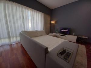 um quarto com uma cama grande e uma televisão em Cabedelo Beach Apartment em Viana do Castelo