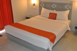 Rúm í herbergi á Seaside Villa & Muse Beach Resto