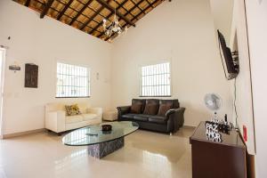 ein Wohnzimmer mit Sofa und Tisch in der Unterkunft Porto das Dunas Casa Temporada Estilo e Conforto 2 in Aquiraz