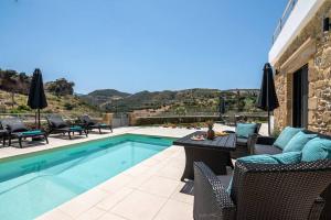 Villa con piscina, mesa y sillas en White House Boutique, en Koukounará