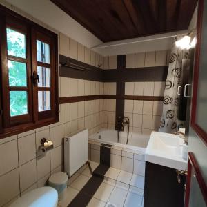 Kúpeľňa v ubytovaní Vrionis House