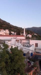 Nespecifikovaný výhled na hory nebo výhled na hory při pohledu z prázdninového domu