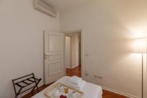 Postel nebo postele na pokoji v ubytování Seta spacious apartment next to the Duomo