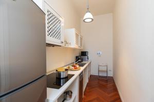 A kitchen or kitchenette at Seta spacious apartment next to the Duomo