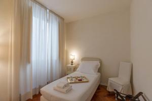 A bed or beds in a room at Seta spacious apartment next to the Duomo