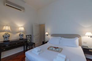 A bed or beds in a room at Seta spacious apartment next to the Duomo