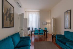 Posezení v ubytování Seta spacious apartment next to the Duomo