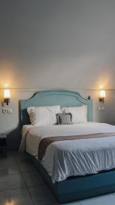 Rúm í herbergi á Seaside Villa & Muse Beach Resto