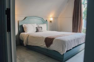Tempat tidur dalam kamar di Seaside Villa & Muse Beach Resto
