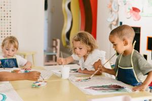 een groep kinderen die aan een tafelschilderij zitten bij Spier Hotel and Wine Farm in Stellenbosch +37 foto's