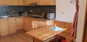 - une cuisine avec une table en bois et une bougie dans l'établissement Sunny place, à Kranjska Gora