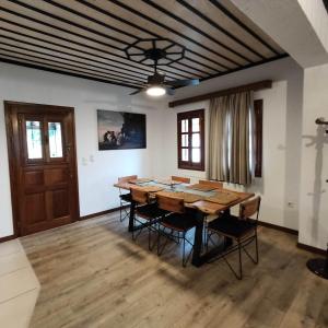 TV a/nebo společenská místnost v ubytování Vrionis House
