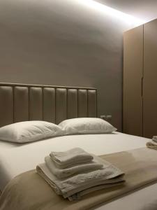 En eller flere senge i et værelse på Olea Seaside Apartment