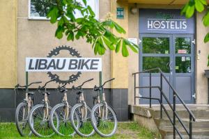 um grupo de bicicletas estacionadas em frente a um edifício em Liepu Hostelis em Liepāja