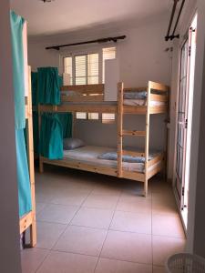 Posteľ alebo postele v izbe v ubytovaní Duque Nest Hostel