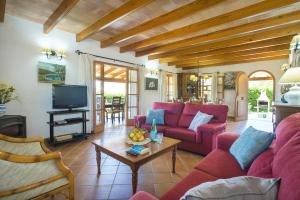 Televízia a/alebo spoločenská miestnosť v ubytovaní Villa Monserrat by Villa Plus
