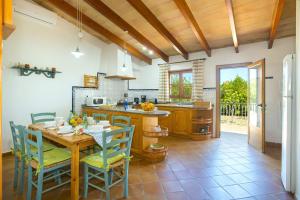 Kuchyňa alebo kuchynka v ubytovaní Villa Monserrat by Villa Plus