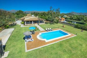 Bazén v ubytovaní Villa Monserrat by Villa Plus alebo v jeho blízkosti
