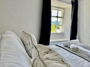 Katil atau katil-katil dalam bilik di Quirky Cottage, Cosy Grade II listed 2 bed apartment Troutbeck Bridge