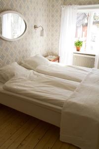 Säng eller sängar i ett rum på Kroksta Gård