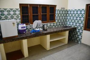 Kjøkken eller kjøkkenkrok på Madhurdarshan homestay