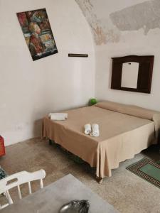um quarto com uma cama com duas toalhas em Santino Casa em Galatone