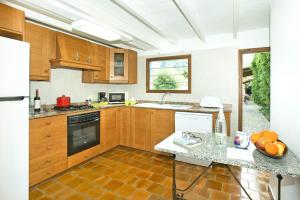 A kitchen or kitchenette at Villa Rafaleta by Villa Plus