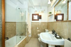 A bathroom at Villa Rafaleta by Villa Plus Még 11 kép