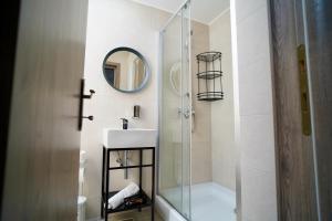 Koupelna v ubytování CORVIN HOUSE + 39 fotografií