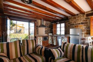 una cucina con 2 divani e un frigorifero di Casa Rural Ángela 1 a Villanueva de la Peña