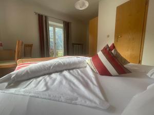 Postel nebo postele na pokoji v ubytování Landhotel Latscherhof