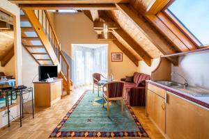 een kamer met een keuken en een woonkamer bij Hotel Meschenmoser in Langenargen