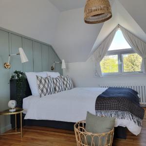Tempat tidur dalam kamar di La Merveilleuse - Baie de Tadoussac Vue panoramique