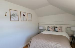 Un pat sau paturi într-o cameră la La Merveilleuse - Baie de Tadoussac Vue panoramique