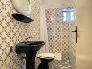 un bagno con lavandino, wc e doccia di Mimice View a Mimice