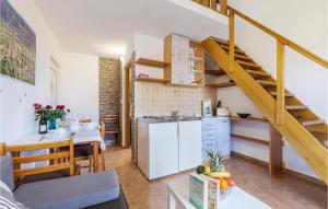 Kuchyňa alebo kuchynka v ubytovaní 1 Bedroom Lovely Apartment In Medulin